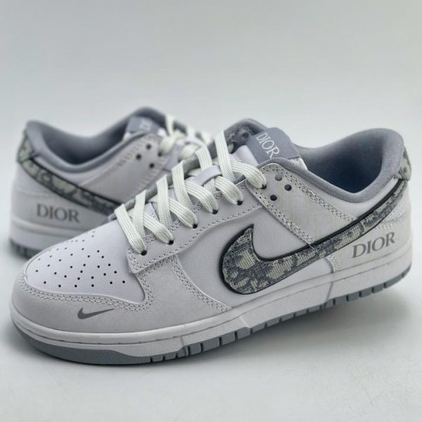 NIKE SB Dunk Low x DIOR系列