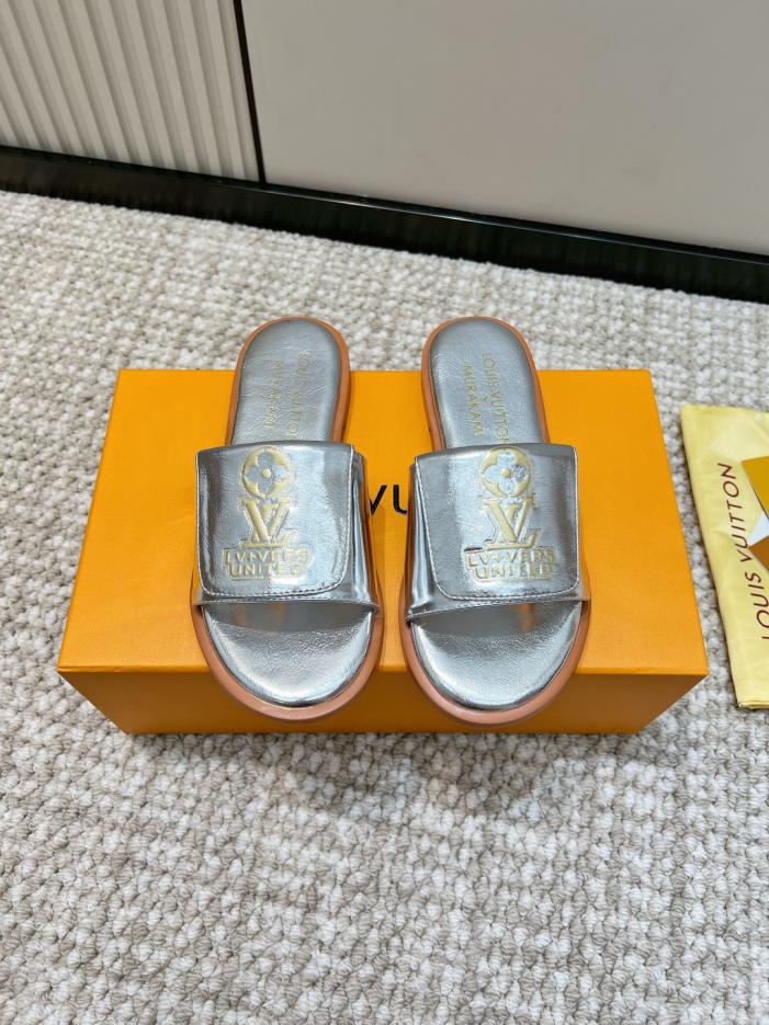 LV包包推薦哪一款?LV官網熱門款推薦?LV精品包包哪裡買比較好? 想買LV女包不知道哪一款?找LV最新款包包?LV專櫃同步熱門款推薦 G586 Louis Vuitton 春夏新 電繡logo 翻蓋 平底 拖鞋(SMFGJ) 5 想找LV官網包包價格?LV專櫃同步熱門包款推薦?找名牌包官網熱門包排行榜? LV包包專櫃太貴怎麼辦?想知道LV包包多少錢?LV官網價格推薦款 G586 Louis Vuitton 春夏新 電繡logo 翻蓋 平底 拖鞋(SMFGJ) 5