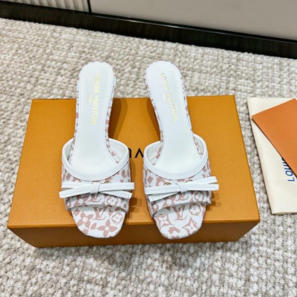 想找LV官網包包價格？LV專櫃同步熱門包款推薦？找名牌包官網熱門包排行榜？ LV包包專櫃太貴怎麼辦？想知道LV包包多少錢？LV官網價格推薦款 G169 Louis Vuitton 春夏新款 經典 貓咪跟 涼拖(8BLTA) 3
