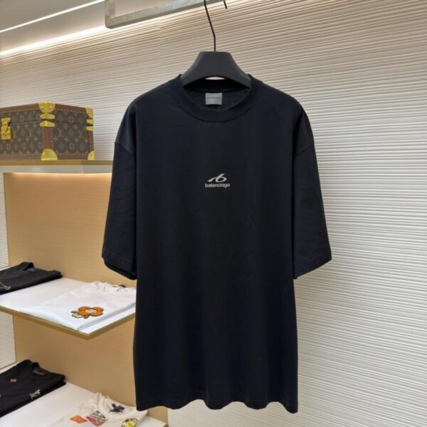 想找LV官網包包價格？LV專櫃同步熱門包款推薦？找名牌包官網熱門包排行榜？ LV包包專櫃太貴怎麼辦？想知道LV包包多少錢？LV官網價格推薦款 Balenciaga 反光環標字母圓領短袖(UUUHYT) 4