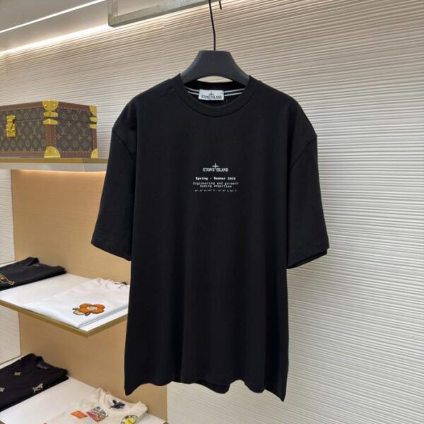 想找LV官網包包價格？LV專櫃同步熱門包款推薦？找名牌包官網熱門包排行榜？ LV包包專櫃太貴怎麼辦？想知道LV包包多少錢？LV官網價格推薦款 Stone lsland 徽章印花短袖(ZGWUIB) 3