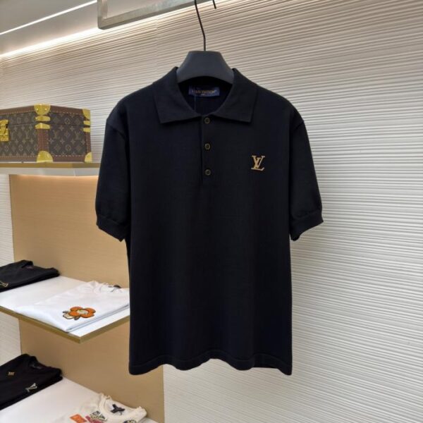 想找LV官網包包價格？LV專櫃同步熱門包款推薦？找名牌包官網熱門包排行榜？ LV包包專櫃太貴怎麼辦？想知道LV包包多少錢？LV官網價格推薦款 LOUIS VUITTON 字母皮牌標識針織衫短袖(CCE1IN) 3