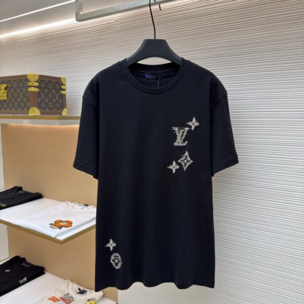 想找LV官網包包價格？LV專櫃同步熱門包款推薦？找名牌包官網熱門包排行榜？ LV包包專櫃太貴怎麼辦？想知道LV包包多少錢？LV官網價格推薦款 LOUIS VUITTON 字母花卉提花拼色針織短袖(GFEYLT) 3