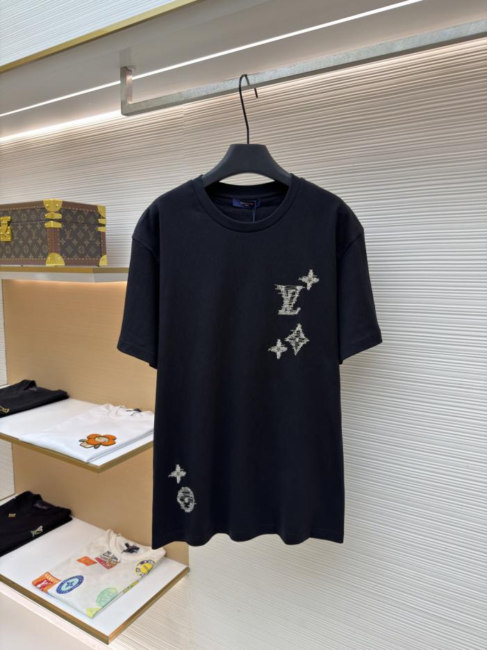 想找LV官網包包價格？LV專櫃同步熱門包款推薦？找名牌包官網熱門包排行榜？ LV包包專櫃太貴怎麼辦？想知道LV包包多少錢？LV官網價格推薦款 LOUIS VUITTON 字母花卉拼色刺繡針織短袖(F4H45I)