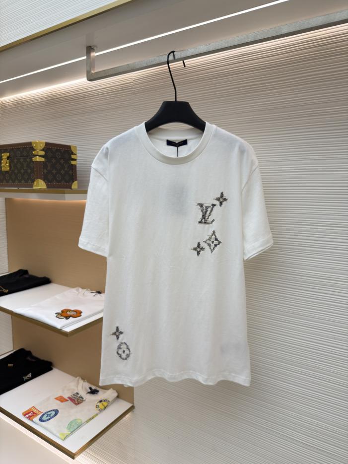 想找LV官網包包價格？LV專櫃同步熱門包款推薦？找名牌包官網熱門包排行榜？ LV包包專櫃太貴怎麼辦？想知道LV包包多少錢？LV官網價格推薦款 LOUIS VUITTON 折線刺繡圓領短袖(FIEOZJ)