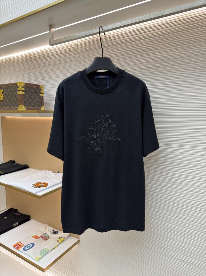 想找LV官網包包價格？LV專櫃同步熱門包款推薦？找名牌包官網熱門包排行榜？ LV包包專櫃太貴怎麼辦？想知道LV包包多少錢？LV官網價格推薦款 LOUIS VUITTON 黑花束暗格圓領短袖(OZ2CH1)
