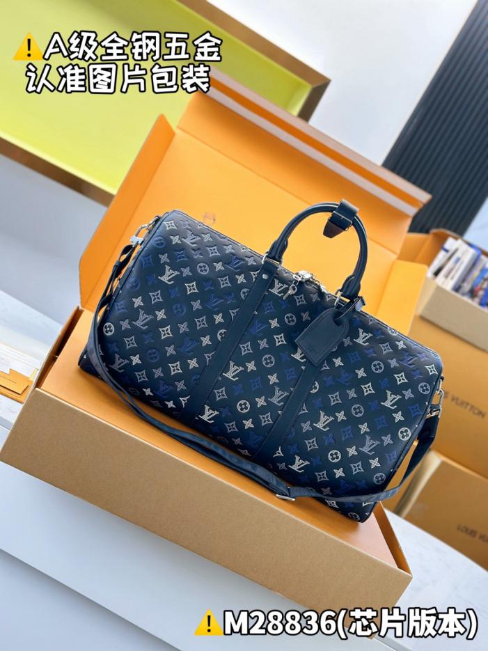 想找LV官網包包價格？LV專櫃同步熱門包款推薦？找名牌包官網熱門包排行榜？ LV包包專櫃太貴怎麼辦？想知道LV包包多少錢？LV官網價格推薦款 M28836 全新顏色【晶片版 附全套專櫃包裝】KEEPALL BANDOULIÈRE 50 旅行袋 (QFEEV0)
